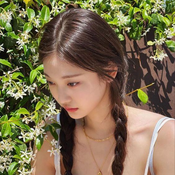 snoozyia's tweet photo. ೃ — ➷ hello, i'm zara! new to #studytwt #studytwtph, and im looking for interactive moots ( ﾟ^∀^ﾟ)ﾟ

🌱 she/her, filo, intj
🌱 upcoming g7, jhs
🌱 krnb, 80s music, matcha

♡ / ↻ to be moots  ₊˚ : ·↷ https://t.co/8nH1yEvUZd