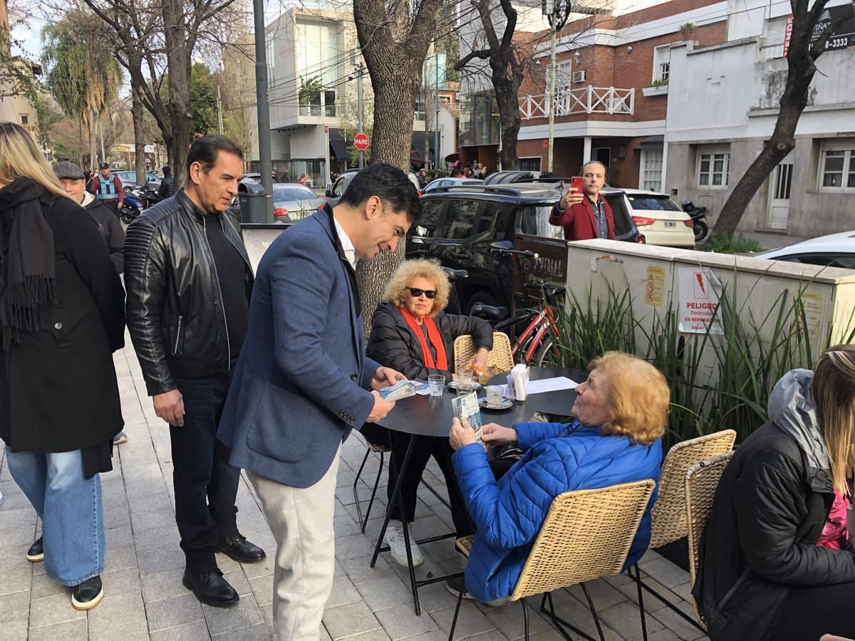 nazaetchepare's tweet image. Hola, estuvimos en Villa Devoto conversando con los vecinos junto a Santiago Valenzuela, Mariano Martín, Eduardo Suárez y el resto del equipo CABA. Somos lo nuevo, somos Demos!!!