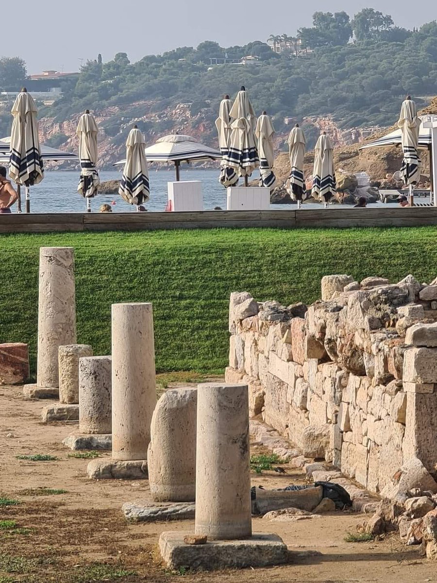Eleonora_ka_'s tweet photo. Αυτή είναι η πλαζ μπροστά στον Αστέρα Βουλιαγμένης.
Εκεί υπάρχει ο αρχαίος ναός του Απόλλωνα Ζωστήρα, η πρόσβαση στον οποίο παρεμποδίζεται από την...είσοδο του ξενοδοχείου! Κοινώς, για να επισκεφτείς τον αρχαιολογικό χώρο καλείσαι να πληρώσεις είσοδο στο ξενοδοχείο, το οποίο https://t.co/5T8YA5Qh9j