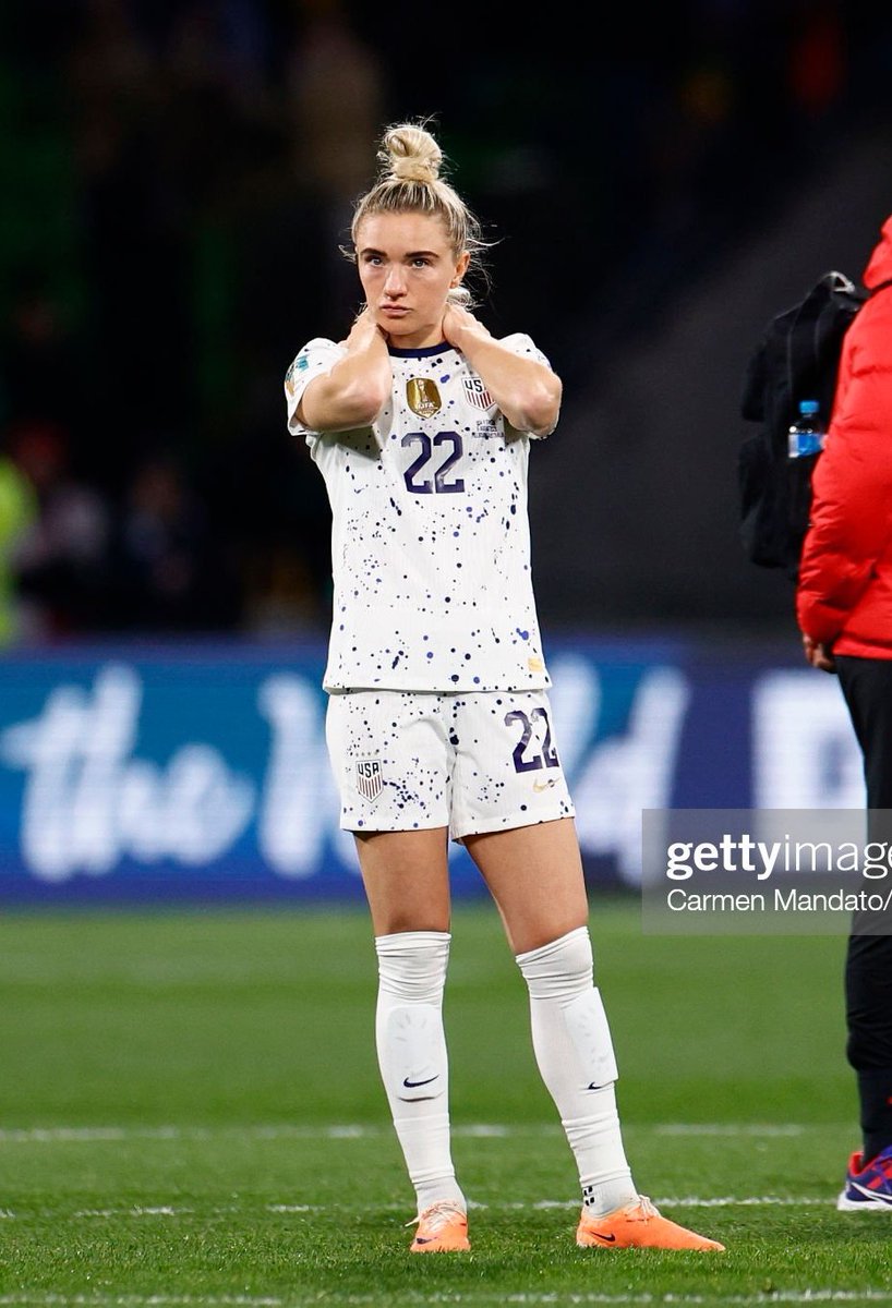 hopeless_th's tweet photo. hold your head up, girl. you deserved so much more but never complained &amp; did your part. https://t.co/vlTqq5Xevp