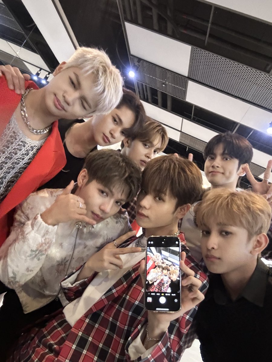 HORI7ONofficial's tweet photo. Hello, ANCHORS !
It was such a good time with the ANCHORS at the first vido call fansign event!
We really thankful for ANCHORS supports!
Always love you guys!

#HORI7ON #호라이즌 #SIX7EEN https://t.co/9zBekgcWYF