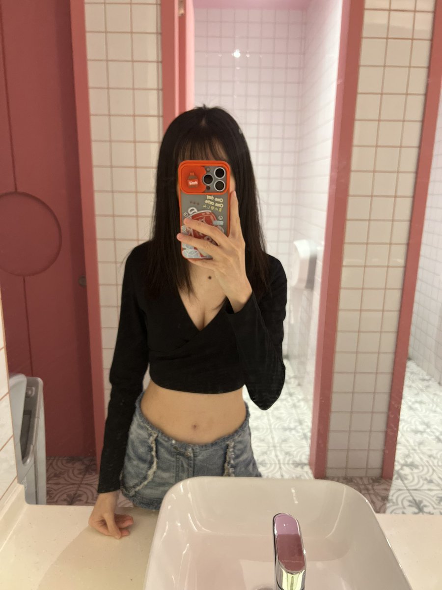 那时穿这样和他去蹦迪 但他好像没什么反应 🤔 后来我喝到比较茫 往他身上扑讨抱抱之类的 也不懂他有没有趁我小睡的时候偷瞄 🌚 我消失了那么久大家有没有特别的事情要分享？🤭
#malaysia #asian #asia #sexy #hot #马来西亚 #性感 #反差 #情趣 #性奴 #性瘾 #淫乱 #淫荡 #骚 #射屏 #骚货 #反差婊 #大奶