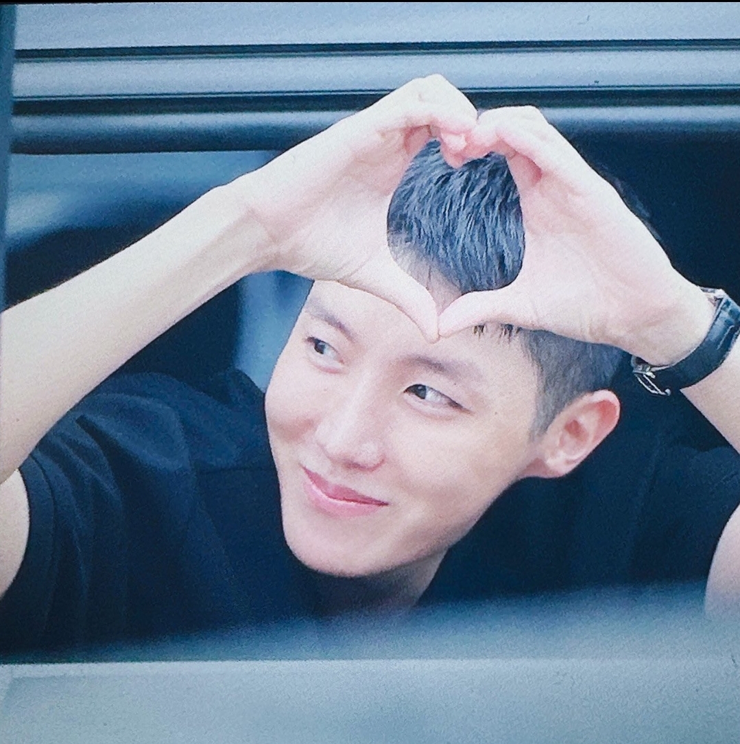 JhopeNews_'s tweet photo. 📸 | [gritos] 😩

#jhope #방탄소년단제이홉 #제이홉 #정호석 #방탄소년단jhope 🦋~ https://t.co/2SYkvxDAz6