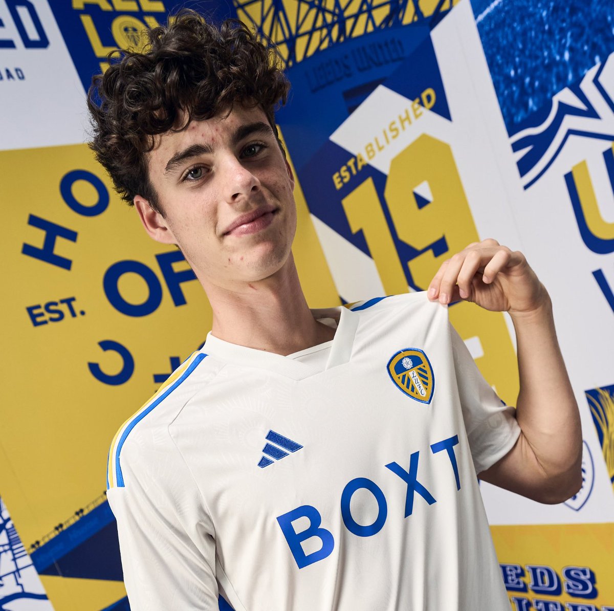 LANDMARK: Archie Gray becomes the youngest member of his football family to make his senior debut for Leeds.  

◉ Archie Gray: 17 years, 147 days
◉ Andy Gray: 17 years, 308 days
◉ Eddie Gray: 17 years, 350 days
◉ Frank Gray: 18 years, 106 days

lufcdata.com | #LUFC