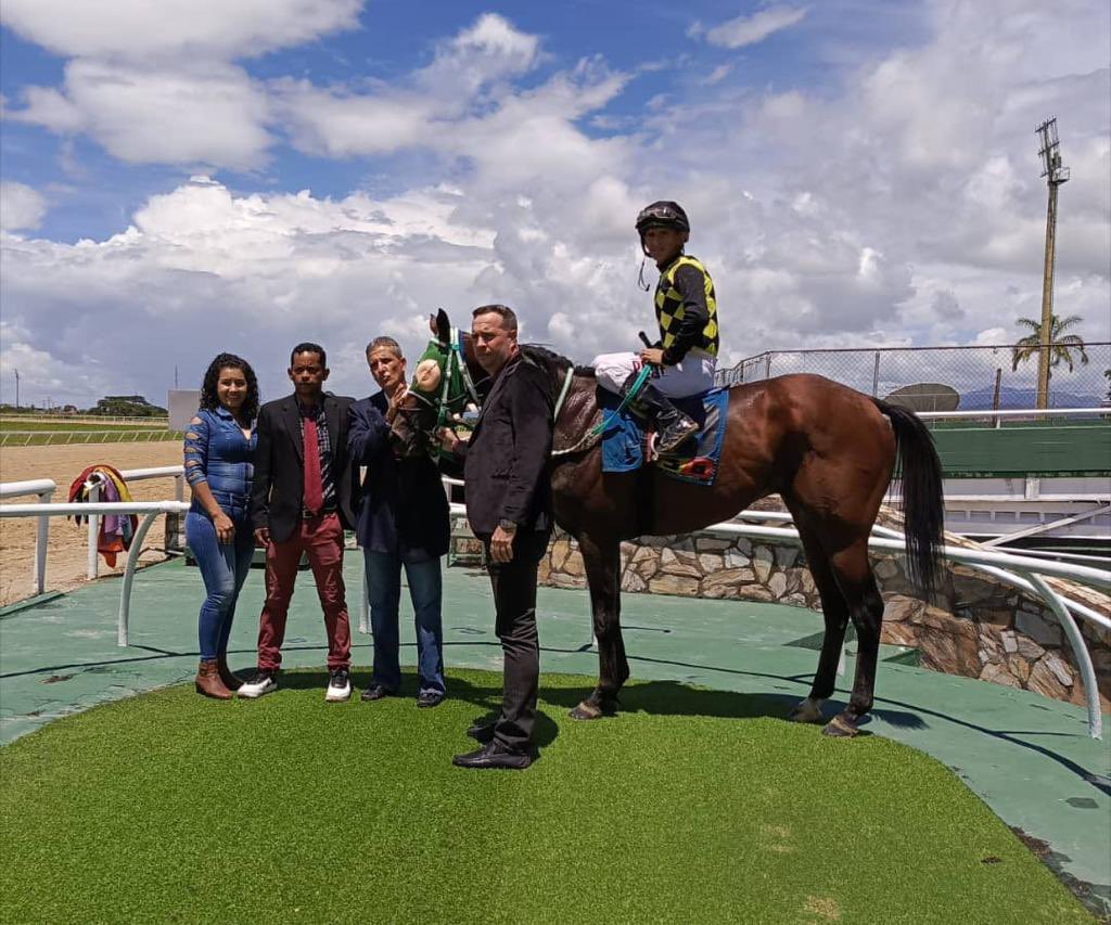 harasgransol's tweet photo. General Soldier (9) atropella para alcanzar la victoria bajo la conducción de LD Ávila y el entrenamiento de A Ortiz, en la 1era. carrera de la R15 en @OficialHinava @harasgransol #hipismo #caballos 

👉 https://t.co/M8Ju7KltS4 https://t.co/bRfZerj3yr