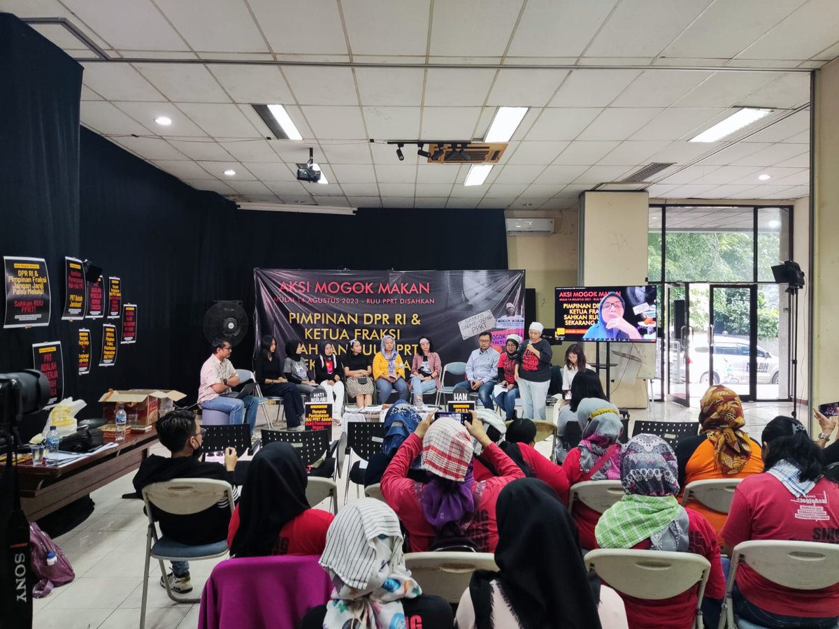 Pada hari Minggu 6 Agustus 2023 diadakan Konferensi Pers yang bertempat di Gedung YLBHI, Jakarta Pusat. 

Konferensi pers ini menandai awal aksi mogok makan yang dilakukan untuk mendesak pengesahan RUU PRT yang sudah mandek hampir 2 dekade .

#SahkanRUUPRT