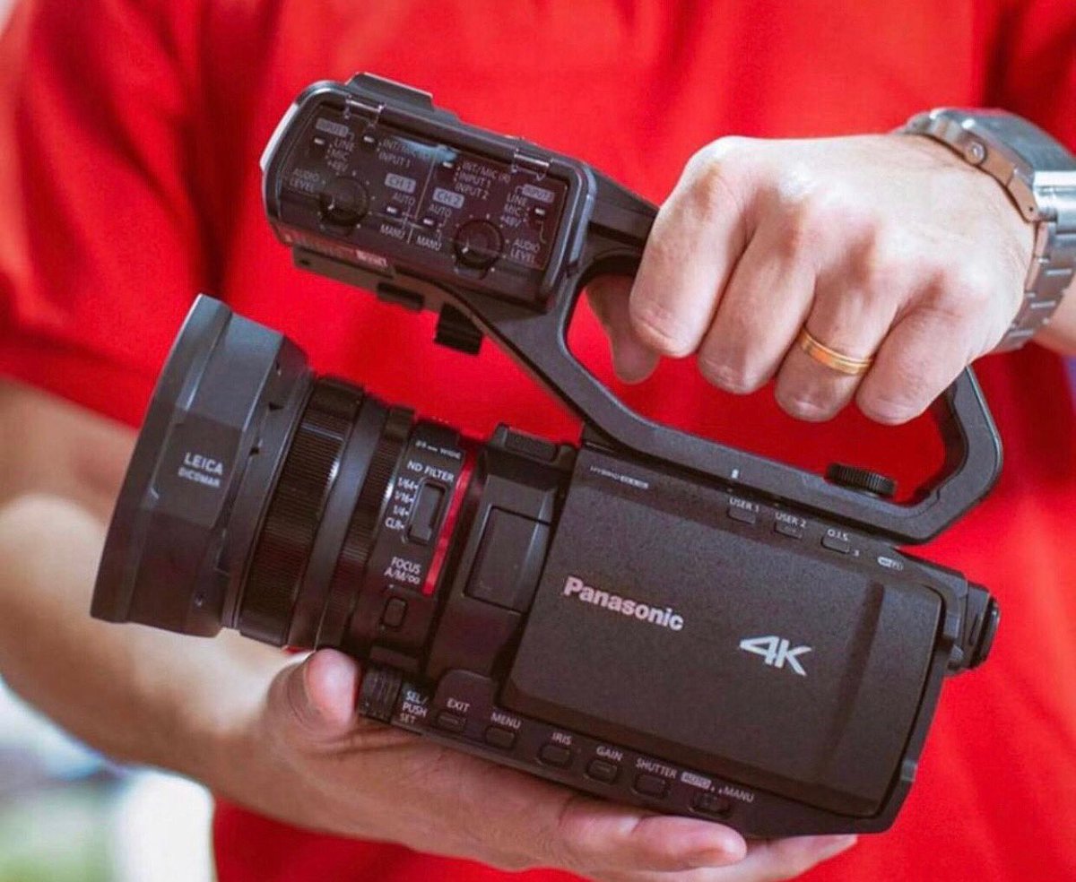 BmssTech's tweet photo. Una camara profesional compacta que cabe en la palma de tu mano, así es la HC-X2000 de Panasonic, con capacidad de grabación 4K y streaming en directo. Incorpora abrazadera superior con 2 entradas de audio XLR, control de audio, control de zoom y luz led. 

#Panasonic #bmsstech https://t.co/kY6eXIz0EY