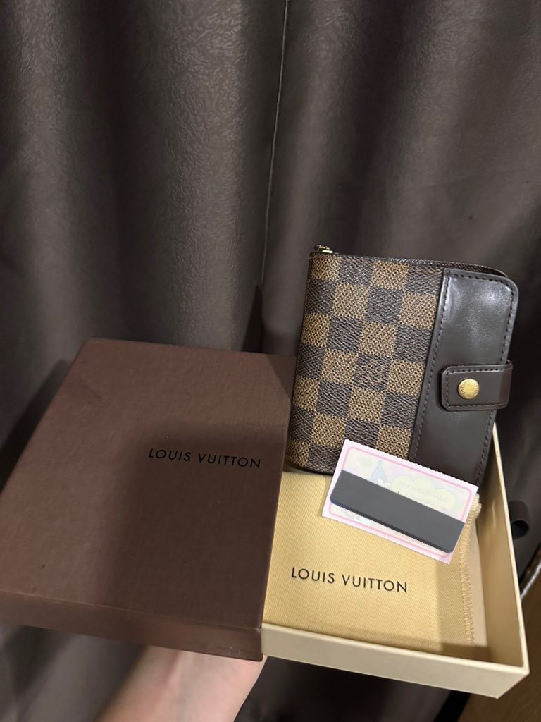 P311OX's tweet photo. #ส่งต่อกระเป๋ามือ2 ของใช้เอง Louis Vuitton wallet ของแท้ สภาพใช้งานยังดี 👀 ใครมองหาเป๋าตังแบรนด์เนมใบแรกแนะนำค้าบ😉

ใส่เหรียญ บัตร แบงก์ไม่ต้องพับ ได้ครบคุ้มๆ
อุปกรณ์ กล่อง ผ้าเช็ด การ์ด (ตามรูป)
ขายเท 4,500฿ (พร้อมโอนลดอีก) ส่งฟรีค่า
จะเอาไปซื้อใบใหม่ที่สีตรงโฉลกค่า🥹🥹 https://t.co/pJLuKZS94t
