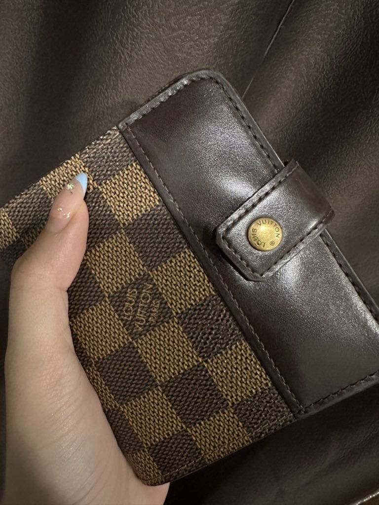 P311OX's tweet photo. #ส่งต่อกระเป๋ามือ2 ของใช้เอง Louis Vuitton wallet ของแท้ สภาพใช้งานยังดี 👀 ใครมองหาเป๋าตังแบรนด์เนมใบแรกแนะนำค้าบ😉

ใส่เหรียญ บัตร แบงก์ไม่ต้องพับ ได้ครบคุ้มๆ
อุปกรณ์ กล่อง ผ้าเช็ด การ์ด (ตามรูป)
ขายเท 4,500฿ (พร้อมโอนลดอีก) ส่งฟรีค่า
จะเอาไปซื้อใบใหม่ที่สีตรงโฉลกค่า🥹🥹 https://t.co/pJLuKZS94t