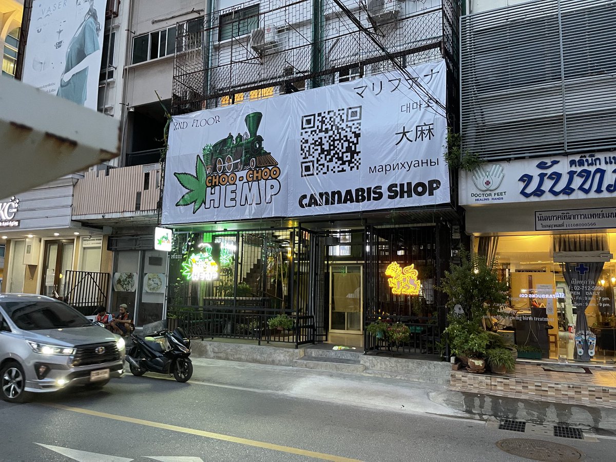 takao1966's tweet photo. 合法と言っても医療用途のはずなのですが
最早　街中に溢れてます。
＃Bangkok 
＃タイあるある
＃Samitivej 
＃バンコク
＃病院 https://t.co/SHHWukDb6Y