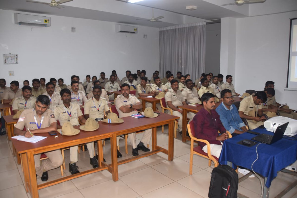 ಈ ದಿನ ಜಿಲ್ಲಾ ಪೊಲೀಸ್ ಕಾರ್ಯಾಲಯದಲ್ಲಿ 'ಸಾಮಾಜಿಕ ಜಾಲತಾಣಗಳ ನಿರ್ವಹಣೆ & ನಿಗಾವಣೆ'ಯ ಬಗ್ಗೆ ಒಂದು ದಿನದ ಕಾರ್ಯಾಗಾರ ಹಮ್ಮಿಕೊಳ್ಳಲಾಗಿತ್ತು. 
ಜಿಲ್ಲೆಯ ಎಲ್ಲ ಪೊಲೀಸ್ ಠಾಣೆಗಳ ಸಿಬ್ಬಂದಿಯವರು ಹಾಜರಿದ್ದರು.

#SocialMediaMonitoring 

@DgpKarnataka @HithendrarR @IgpNr