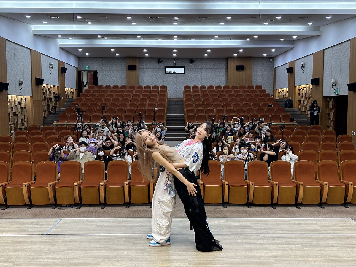 RBW_MAMAMOO's tweet photo. [#마마무+]

1st Mini Album 
[TWO RABBITS] 팬사인회 완료✔

8월의 시작을 함께 한 
우리 무무 여러분🙌🏻

무더위에도 맘플과 함께 해주셔서
감사한 일주일이었습니다💙
앞으로도 마마무+의 곁에서
평생 기억할 추억들 쌓아 보아요🐾

#마마무플러스 #MAMAMOOplus
#댕댕 #dangdang https://t.co/49PtyPkcSr