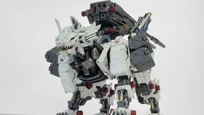 HMMケーニッヒウルフ完成! 数年ぶりのゾイドキット!  オリジナルカラーで仕上げようと思ったけど白がしっくり来過ぎて結局そのままに ただキャップは白いゾイドには赤では?って事で赤に変更 主に金銀のみ塗装でウェザリングで仕上げてみた  かっこいい…  #ゾイド #HMMゾイド #コトブキヤ