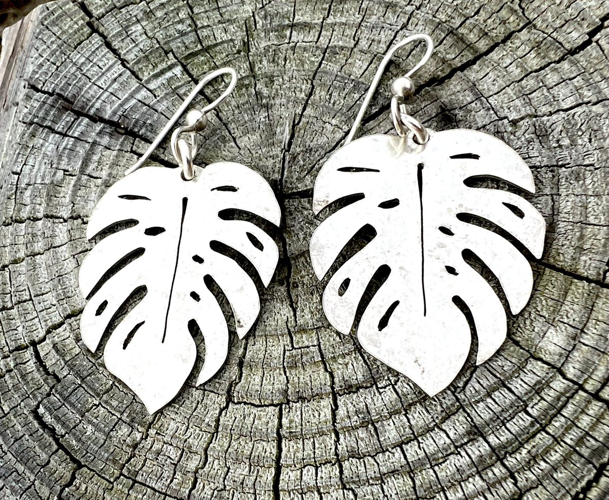 Monstera leaf earrings cut out from sterling silver spoon bowls. Available in three different sizes! Message me for more info. 
.
.
.
#monsteraearrings, #monsterajewelry, #monsteraleaf, #monsteraleafearrings, #upcycle, #upcycledjewelry, #spoonjewelry