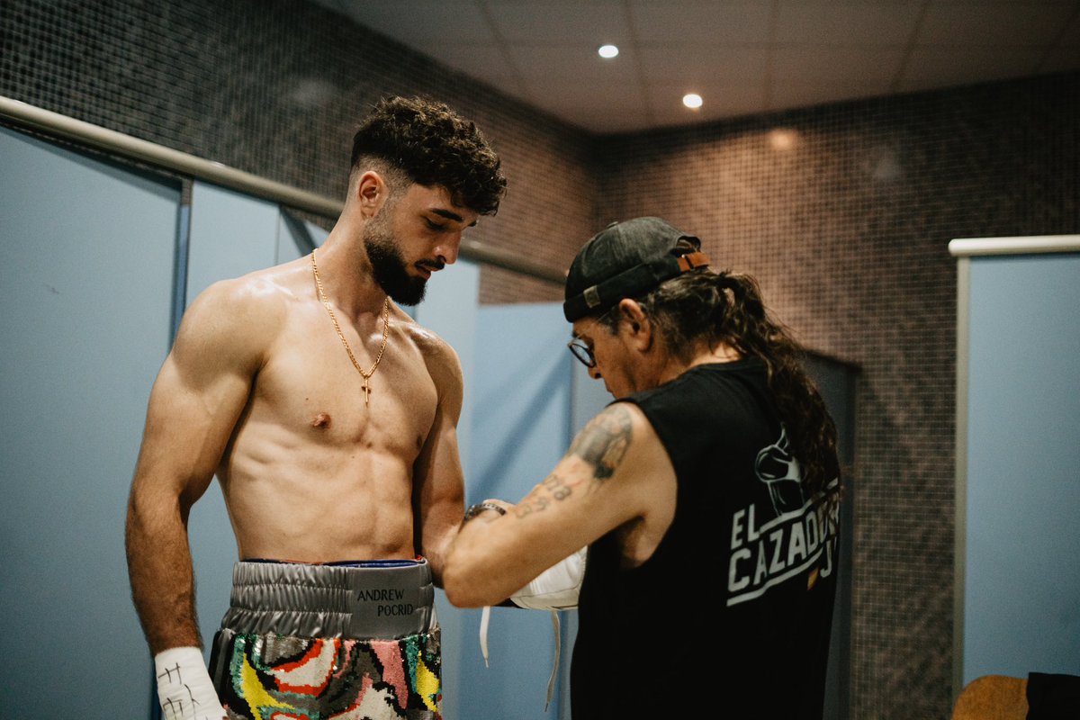 ElCazadorJr's tweet photo. Ayer ganamos por decisión unánime. Esta vez no pudo ser por ko, seguimos cogiendo experiencia para cuando llegue el gran momento.

Gracias a todos por los mensajes y el apoyo, en especial a @andrew.pocrid por esos pantalones🩳

📸🎥: @mmolina13 @josehinojosad Sois unos grandes!! https://t.co/kgLolNShGx
