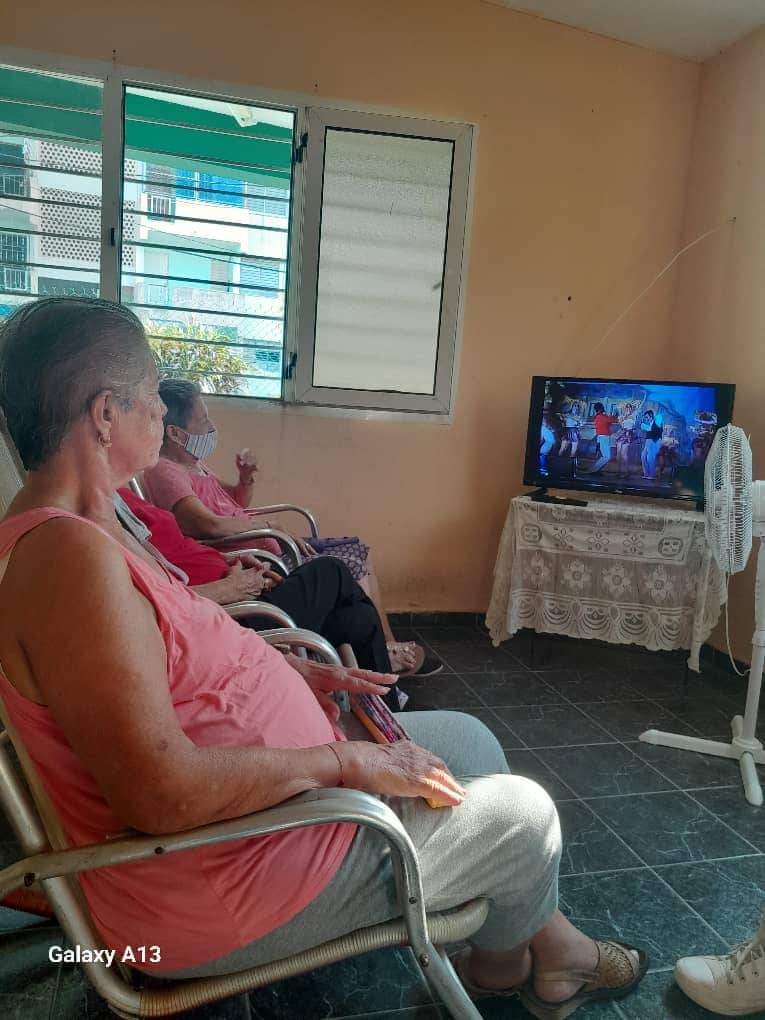 DrYusleivy's tweet photo. @PinarCine se une al esparcimiento de los abuelos de la Casa del #HermanosCruz #PinardelRío, quienes disfrutaron del filme cubano "Los Dioses Rotos" de Ernesto Daranas (2008), el cual invita a reflexionar sobre entorno a perspectivas éticas y morales de un grupo de personajes. https://t.co/Jj7DIqE4Cp