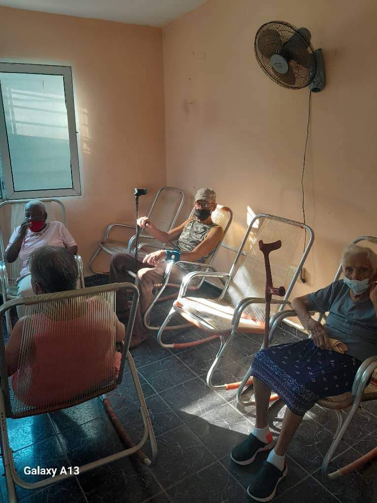 DrYusleivy's tweet photo. @PinarCine se une al esparcimiento de los abuelos de la Casa del #HermanosCruz #PinardelRío, quienes disfrutaron del filme cubano "Los Dioses Rotos" de Ernesto Daranas (2008), el cual invita a reflexionar sobre entorno a perspectivas éticas y morales de un grupo de personajes. https://t.co/Jj7DIqE4Cp