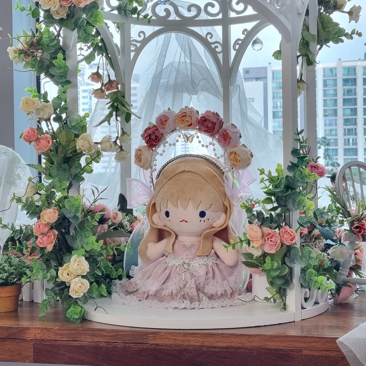 쥬드쁘뻬 방문기
포토존들을 예뻤고, 쉬머님은 사진천재에 찰떡의상 빌려주신 천사셨고(천사시유와 푸딩시유의 영광을 쉬머님께), 우사님 애들을 보고 24뽕에 취하고...
그리고 영광의 김강님!!😆저희애들 넘 예쁘게 봐주셔서 기쁘고 오랜만에 시유니 덕톡 넘넘 즐거웠어요🥺🥺