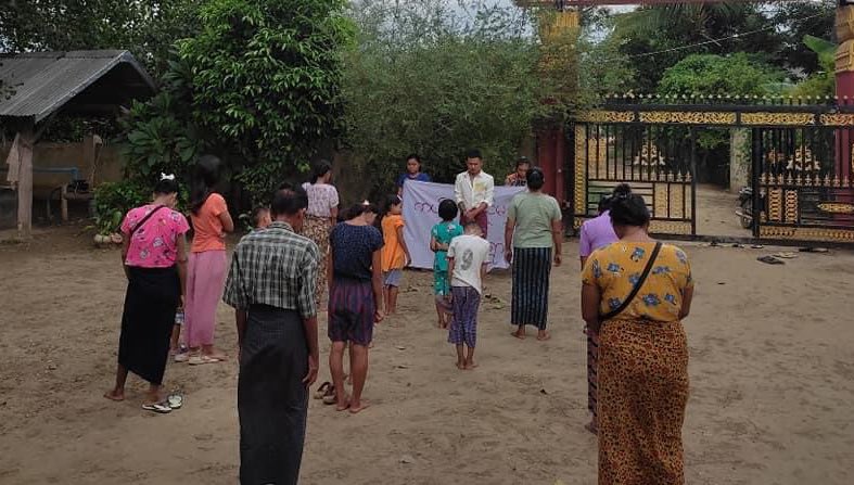 KYITHAR95368969's tweet photo. Revolutionary residents from a village of eastern #Yinmarbin Twp, #Sagaing Region, regularly staged an evening strike to oppose the #MilitaryDictatorship on Aug6.

#AcceptNUGRejectMilitary  
#2023Aug6Coup     
#WhatsHappeningInMyanmar https://t.co/XJDdOBvIn9