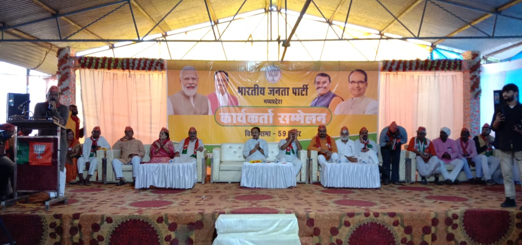 Brajendrakham's tweet photo. भाजपा कार्यकर्ताओं का सैलाब 
विधानसभा गुनौर कार्यकर्ता सम्मेलन  06/08/2023
@vdsharmabjp @HitanandSharma @rajneesh4n @Ashish_HG @Ashish_HG @Bhaskar17195064 @BJP4MP @Bpsingh_bjp https://t.co/MuejOqVsfv