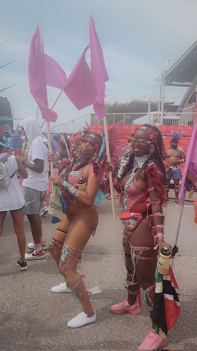 b3autiKi's tweet photo. I can't believe mas came and went like that. Tribal carnival big up yourselves. The costumes looked great, vibes were 1000! Just the damn stormers but that's a Toronto Carnival problem 🙄 #Caribana2023 #torontocarnival #respectdemas https://t.co/MIS9r2WGVL