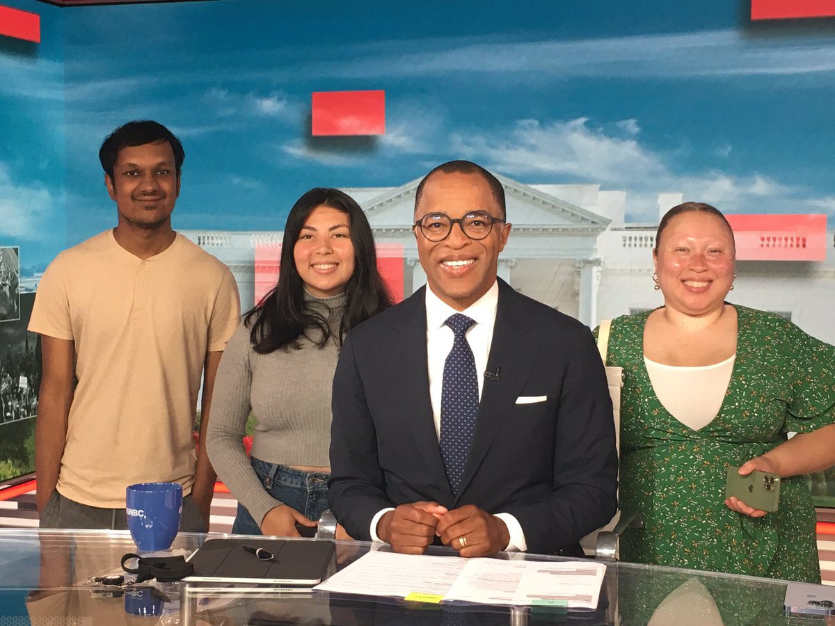 BeverlyKirk's tweet photo. .@BDJCapstone students visiting @NBCNews @MeetThePress this morning. Bonus, got to meet @CapehartJ too! @NewhouseSU @NewhouseBDJ https://t.co/IXAm7TymHd