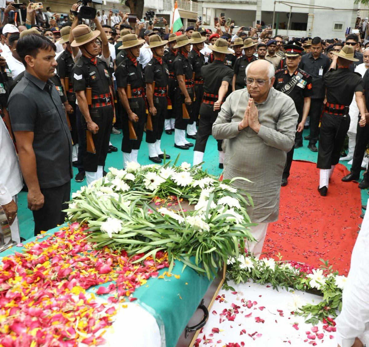 Bhupendrapbjp's tweet photo. ભારતીય સેનાના વીર જવાન ગુજરાતના સુરેન્દ્રનગર જિલ્લાના મહિપાલસિંહ વાળા જમ્મુ કાશ્મીરના કુલગામ ખાતે આતંકવાદીઓ સાથેની અથડામણમાં શહીદ થયા છે. આજે અમદાવાદ ખાતે તેમના પાર્થિવ દેહને શ્રધ્ધાસુમન અર્પણ કર્યા અને તેમના શોકસંતપ્ત પરિવારજનોને સાંત્વના પાઠવી. દેશ અને દેશવાસીઓની રક્ષા કાજે સર્વોચ્ચ બલિદાન આપનારા અમર શહીદને કૃતજ્ઞતાસહ વંદન.