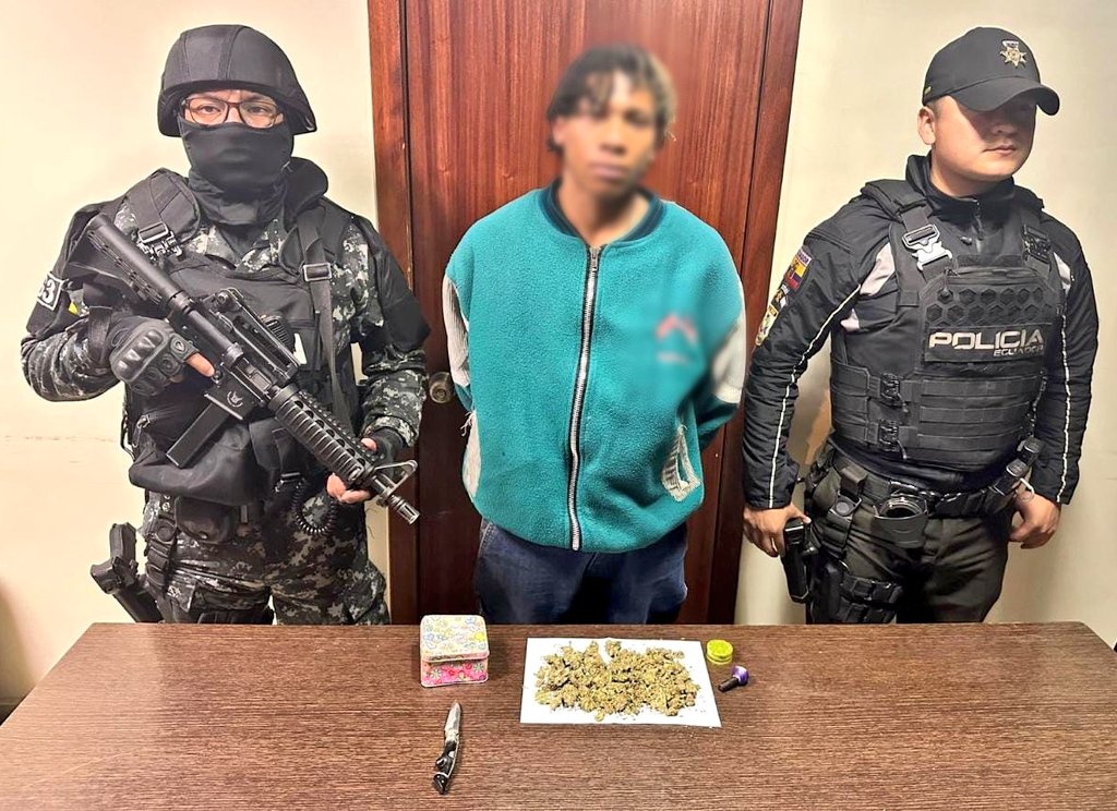 PoliciaEcZona9's tweet image. OPERATIVOS antidelincuenciales ejecutados en el sector de Calderón #UIO, dejaron como resultado la aprehensión de un ciudadano por el delito de tenencia ilegal de sustancias sujetas a fiscalización.

#EjePreventivo 
#NuestroTrabajoContinúa