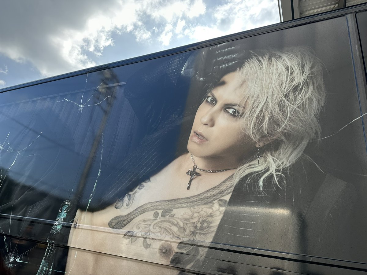 june23xxx's tweet photo. 2日間めっちゃ楽しかったー！！ずっと待ってた地元仙台での制限なし箱ライブは久々過ぎて体力持つか不安だったけど杞憂だった。ぐっちゃぐちゃで汗だくでカオス！刺激的で心地よいこの感覚。悔いなく燃え尽きて達成感と満足感で胸いっぱい！ HYDE LIVE最高です！大好き💕

#HYDELIVE2023
#SendaiPIT https://t.co/1NBCRNMMPM