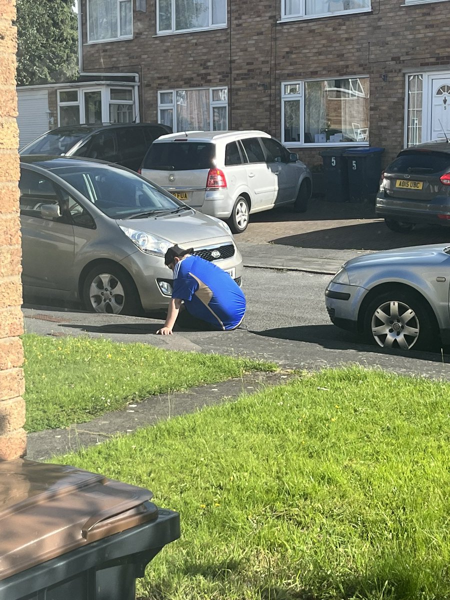 Umbongo85's tweet photo. Why has this person been sat outside my house for nearly an hour https://t.co/iUIPDV8ewA