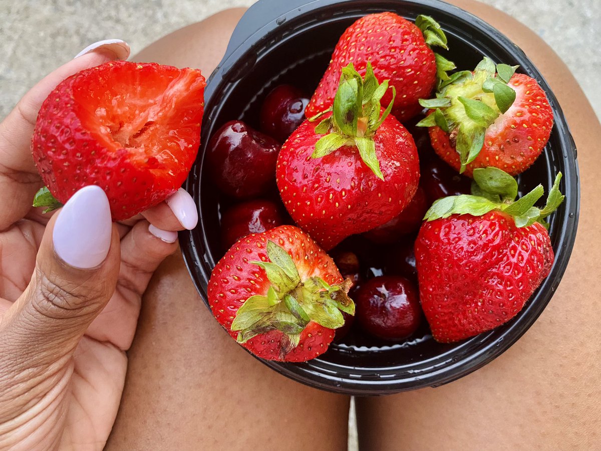 Hope_DW's tweet photo. Happy Sunday, y’all! Bless Up✨
#JuicyFruit #JuicesnBerries #Cherries #Strawberries #EatYourColors #FruitAddict #🍒 #🍓 https://t.co/weAOIDHi3h