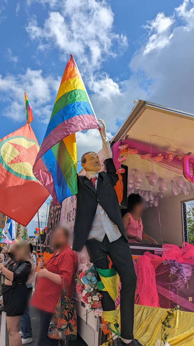 guldfiske's tweet photo. Det borde vara lika självklart att få rikta kritik mot homofoben Erdogan som homofoben Putin under Pride. Två länder där Pride inte tillåts och som har antihbtqlagar. https://t.co/Xepp9kBSs4