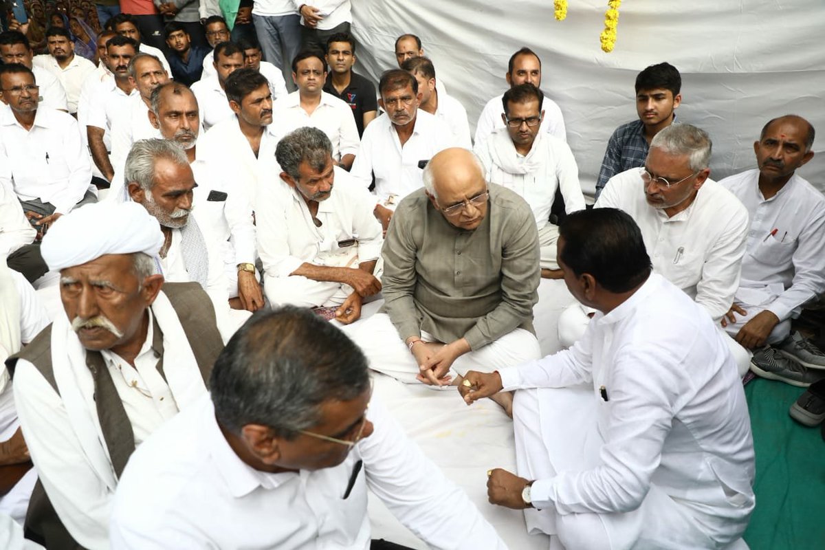 ભારતીય સેનાના વીર જવાન ગુજરાતના સુરેન્દ્રનગર જિલ્લાના મહિપાલસિંહ વાળા જમ્મુ કાશ્મીરના કુલગામ ખાતે આતંકવાદીઓ સાથેની અથડામણમાં શહીદ થયા છે. આજે અમદાવાદ ખાતે તેમના પાર્થિવ દેહને શ્રધ્ધાસુમન અર્પણ કર્યા અને તેમના શોકસંતપ્ત પરિવારજનોને સાંત્વના પાઠવી. દેશ અને દેશવાસીઓની રક્ષા કાજે