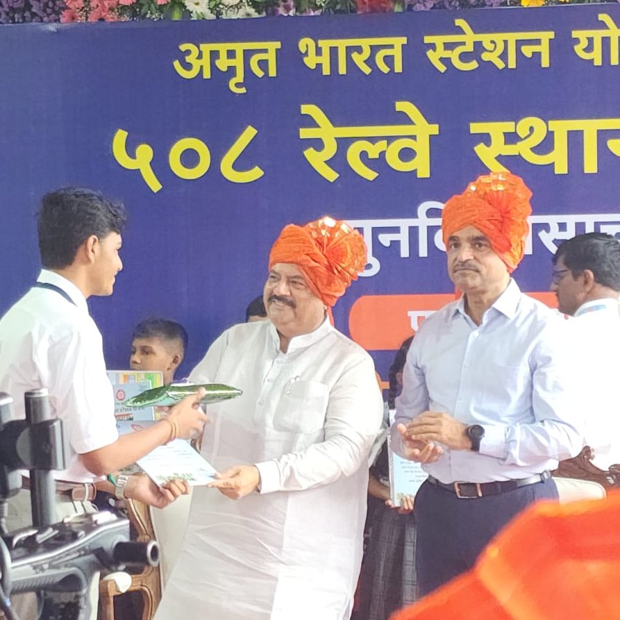 drmmumbaicr's tweet image. Redevelopment of railway stations in the country by Prime Minister Narendra Modi under #AmritBharatStations.   
Hon'ble MP Shri @manoj_kotak &amp;amp; Shri. Rajnish Kumar Goyal DRM Mumbai CR were present at the ocassion at #Vikroli Station.