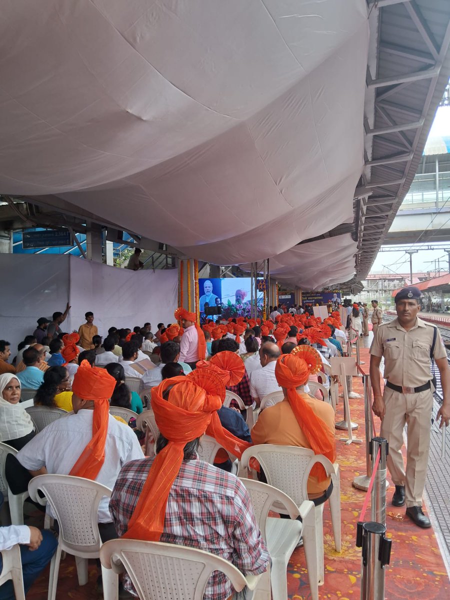 drmmumbaicr's tweet image. Redevelopment of railway stations in the country by Prime Minister Narendra Modi under #AmritBharatStations.   
Hon'ble MP Shri @manoj_kotak &amp;amp; Shri. Rajnish Kumar Goyal DRM Mumbai CR were present at the ocassion at #Vikroli Station.