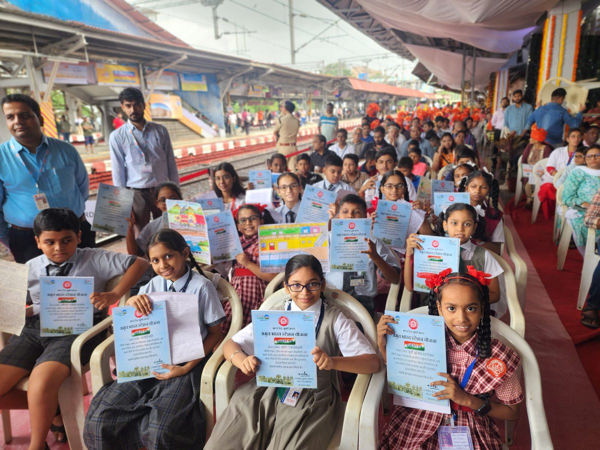 drmmumbaicr's tweet image. Redevelopment of railway stations in the country by Prime Minister Narendra Modi under #AmritBharatStations.   
Hon'ble MP Shri @manoj_kotak &amp;amp; Shri. Rajnish Kumar Goyal DRM Mumbai CR were present at the ocassion at #Vikroli Station.