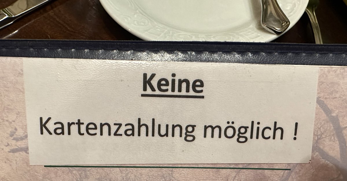 Technikfaultier's tweet image. Öhm, und so schnell wird aus einem spontanen Mittagessen auf einem Ausflug mit 7 Personen, nur 7 Getränke. Weil zwar 28 Digitale- und Plastikkarten dabei sind, aber keine ~200 in Bar…