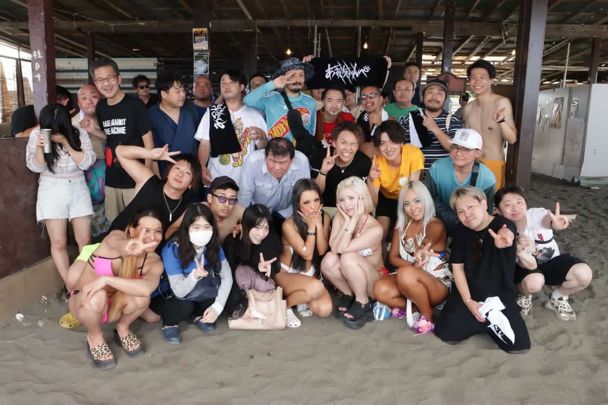 映れる方だけで集合写真🥳🤟 総勢50名😭🌈 喋るのに夢中で 肉1枚も