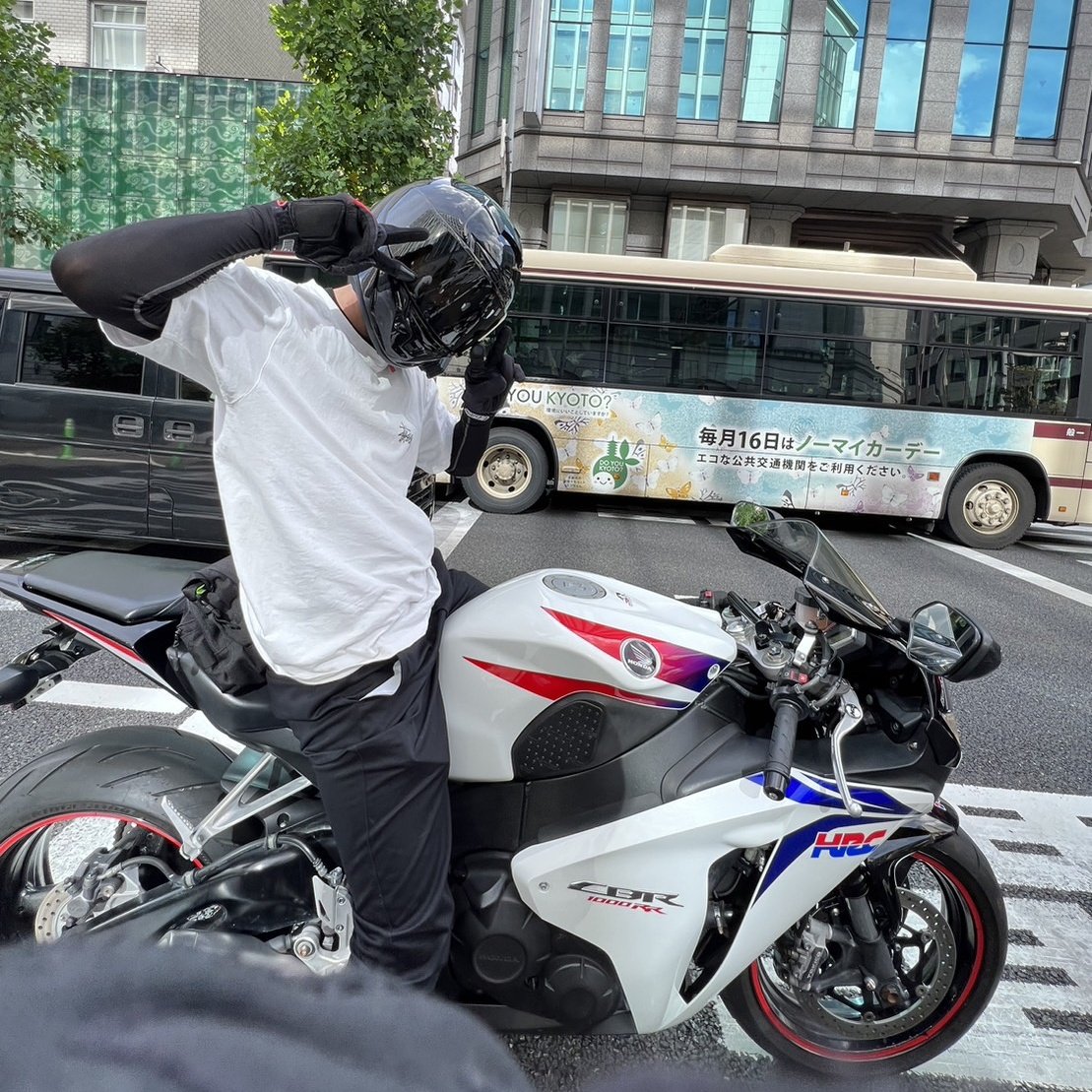 VRxf_x's tweet photo. 乗り換えたので固定ツイ新しくします

名前︰やーさん
性別：🚹
住み：京都
車種：CBR1000RR  SC59
好き：バイク  
一言︰よかったらフォローしてください🙏

#バイク乗りとして自己紹介 
#バイク乗りとして軽く自己紹介
#バイクのある生活 https://t.co/jMkEFoMOhQ