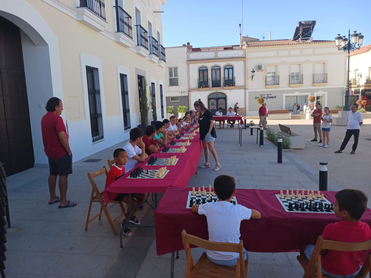 FIAExtremadura's tweet photo. ♟️ Partida simultánea de @imcarolinalujan en Guareña 

⚔️ ¡Contra todos! ¡Sola ante el peligro! 🤣💪🏽 https://t.co/5cZD3H7UsY