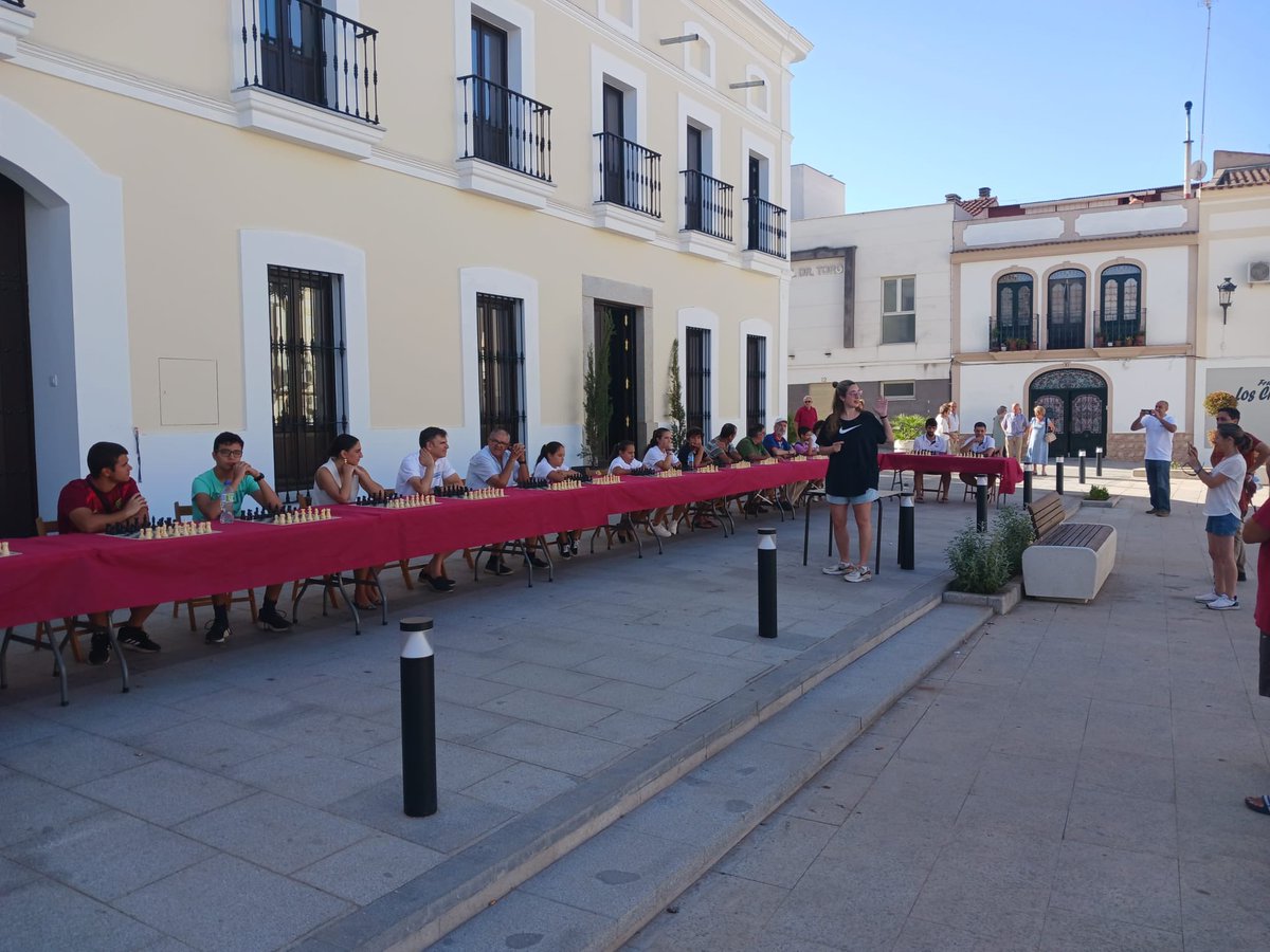 FIAExtremadura's tweet photo. ♟️ Partida simultánea de @imcarolinalujan en Guareña 

⚔️ ¡Contra todos! ¡Sola ante el peligro! 🤣💪🏽 https://t.co/5cZD3H7UsY