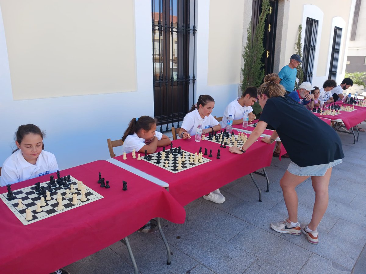 FIAExtremadura's tweet photo. ♟️ Partida simultánea de @imcarolinalujan en Guareña 

⚔️ ¡Contra todos! ¡Sola ante el peligro! 🤣💪🏽 https://t.co/5cZD3H7UsY