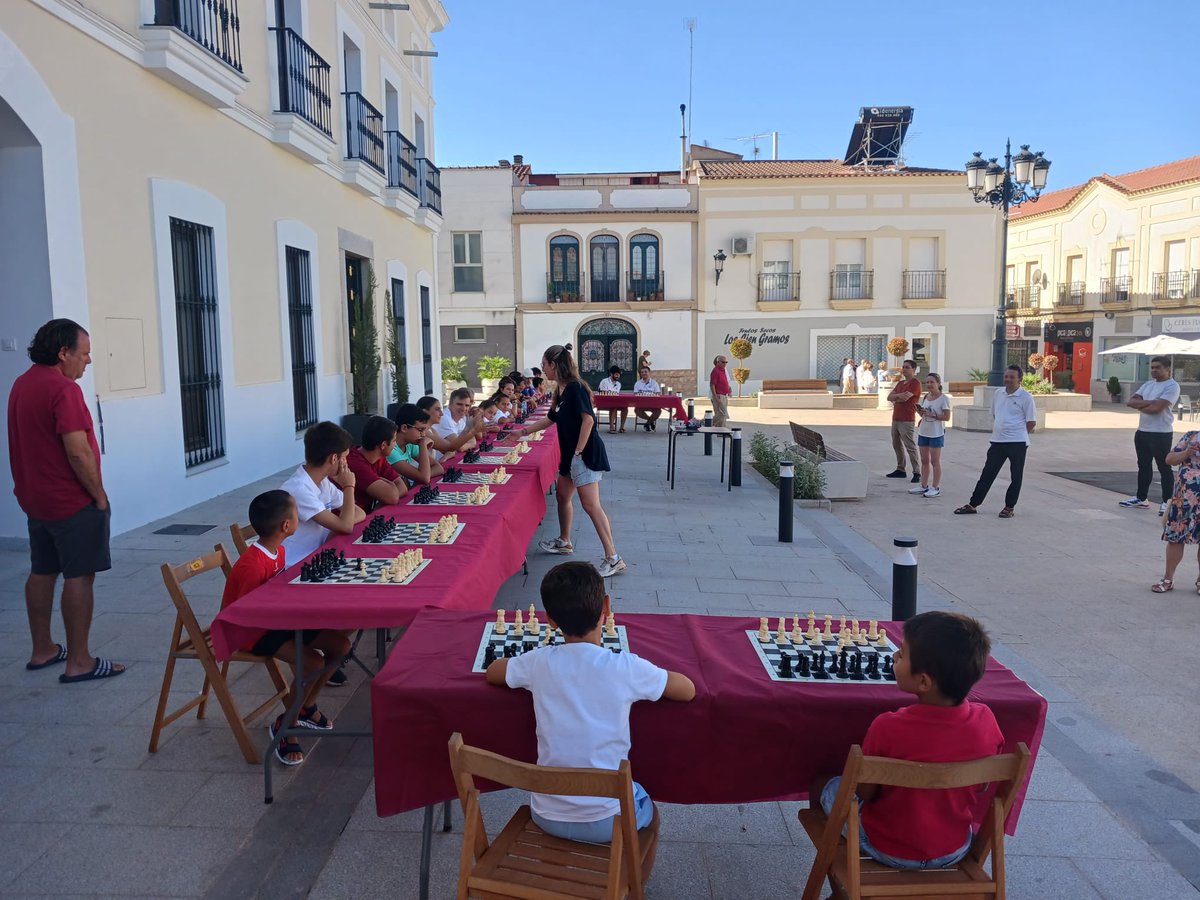 FIAExtremadura's tweet photo. ♟️ Partida simultánea de @imcarolinalujan en Guareña 

⚔️ ¡Contra todos! ¡Sola ante el peligro! 🤣💪🏽 https://t.co/5cZD3H7UsY