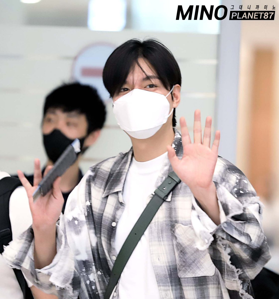eunsil0223's tweet photo. 230806_인공 입국 민호
피곤했을 미노지만 또 봐서 반가웠어😊🩷

#Leeminho 
#이민호 

@ActorLeeMinHo https://t.co/cR3qSI1x4V