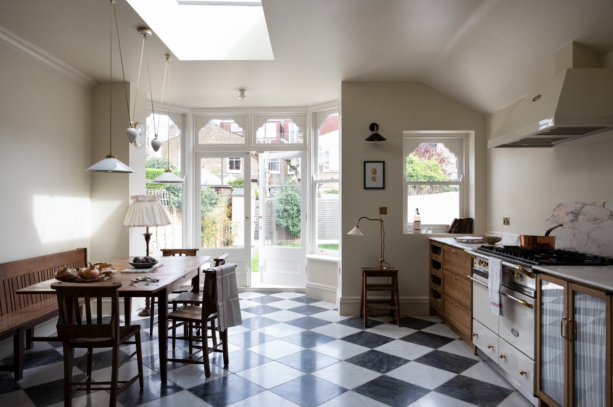 deVOLKitchens's tweet photo. #KitchenTour: We're quite used to seeing these mid-century-inspired cupboards in the moodiest of rooms, but actually, they're so full of personality and charm when kept really simple. https://t.co/8Pu9jvQyMw #LondonKitchen https://t.co/1aP2uZgwlr