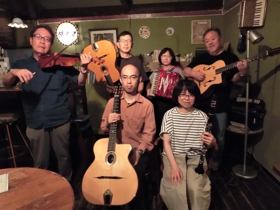 MGypsyjazz's tweet photo. 札幌市で2009年から毎月第一日曜日に開催してるジプシージャズのジャムセッション「じゃかじゃかジプシーナイト」
https://t.co/WFoNjVVXtU 
ギター4名、クラリネット兼ウクレレ１名、アコーディオン１名、バイオリン１名、リスナー１名の計8名が参加されました。 次回は9月3日18時から。 https://t.co/oHSjAW48di