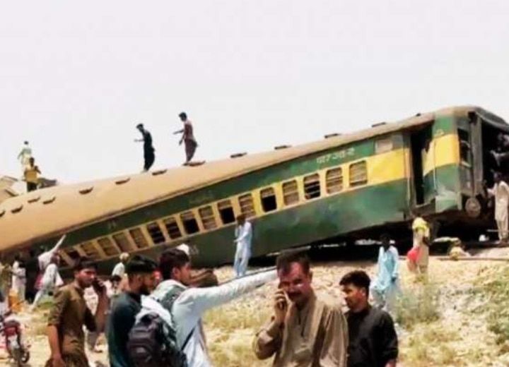 Pakistan Train Accident Hazara Express Bogies Derailed At Sarhari Railway Station In Nawabshah, 25 people died  80 Injured
#Pakistan 
#PakistanRailway