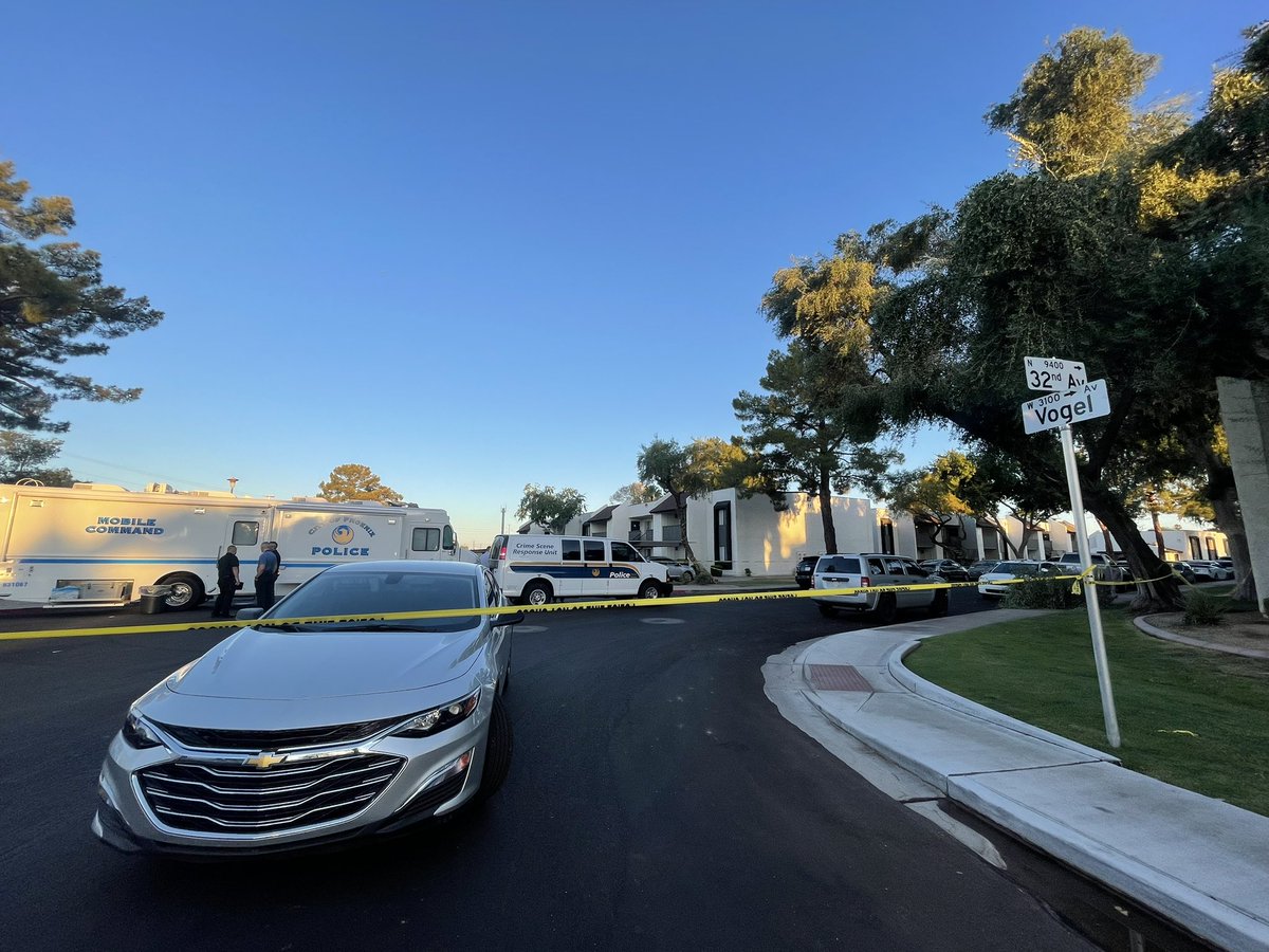 🚨BREAKING: Heavy police presence at a Phoenix apartment complex between 32 Ave. and Vogel Ave.

Multiple crime scene response units and a mobile command van are on scene. Investigators say they’ve been here for a couple hours.

Watch GMAZ for this developing story. #breaking