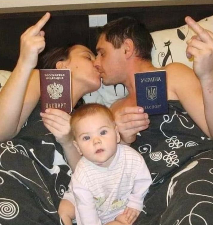 🟦🟦🟦... Un vaffanculo alla guerra.  Questo contributo è il migliore. Una coppia di amanti lei russa e lui ucraino.
Fantastico lo sguardo innocente del bimbo.
Di solito è così... 😏😏😏😏😏😏😏😏😏😏