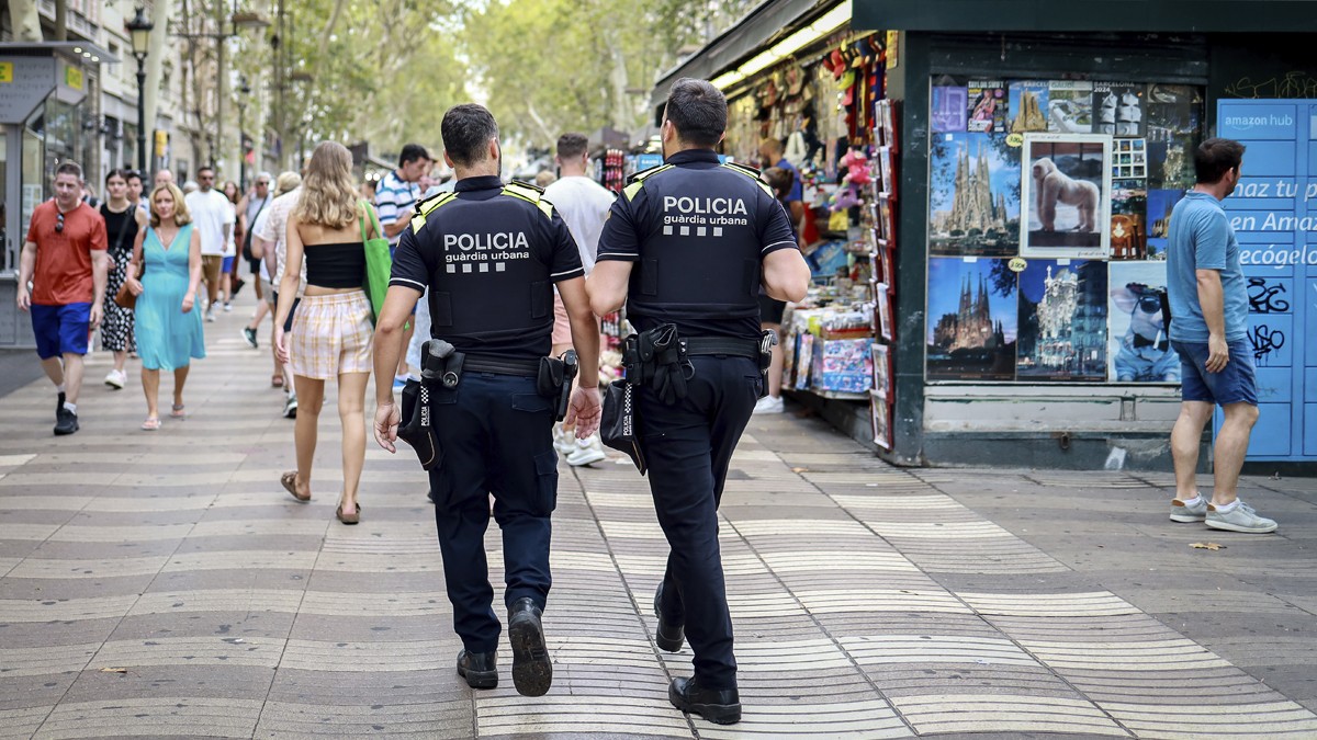 naciodigital's tweet photo. El nou govern de Barcelona treu pit de comissar 11.000 productes als manters en un cap de setmana "És massa dur, per a un manter, que et requisin tot el material. És exagerat. Et quedes sense res"

✍ @davidcobo_
📸 Hugo Fernández

https://t.co/n604lsSSGP https://t.co/oy3SpSYgrb